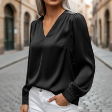 Yvonne – Damen-Satinbluse mit V-Ausschnitt in Schwarz