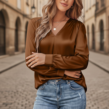 Yvonne – Damen-Satinbluse mit V-Ausschnitt in Braun