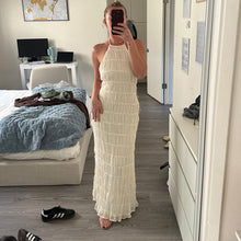 Caroline | Texturiertes Halterneck-Maxikleid in Aprikose