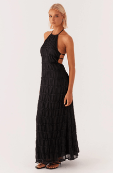 Caroline | Texturiertes Halterneck-Maxikleid in Schwarz