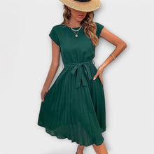 Claire | Lässiges Plisseekleid in Dunkelgrün
