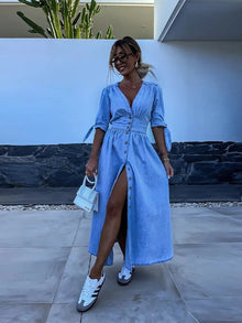 Clarina | Kleid mit tiefem V-Ausschnitt und Schlitz in Blau