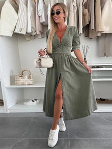 Clarina | Kleid mit tiefem V-Ausschnitt und Schlitz in Grün