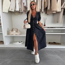 Clarina | Kleid mit tiefem V-Ausschnitt und Schlitz in Schwarz
