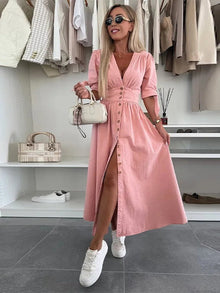 Clarina | Kleid mit tiefem V-Ausschnitt und Schlitz in Rosa