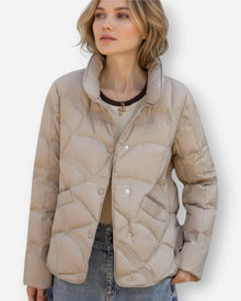Steppjacke für Damen mit hohem Kragen im kurzen Stil in Beige