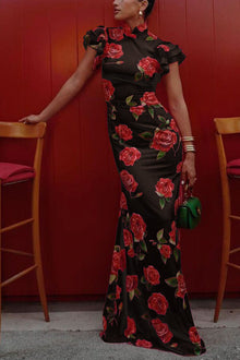 Lina – Elegantes Maxikleid für Damen mit Rosenmuster, Stufenrock und ausgestellten Ärmeln in Schwarz