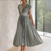 Emilia | Damen Festliches Kleid mit fließender Eleganz in Silberfarben