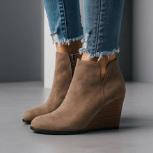 Charlotte | Damen Herbst Stiefel aus Wildleder mit Keilabsatz in Braun