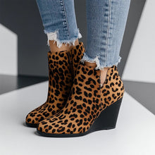 Charlotte | Damen Herbst Stiefel aus Wildleder mit Keilabsatz in Brown with Leopard Print