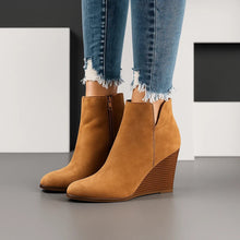 Charlotte | Damen Herbst Stiefel aus Wildleder mit Keilabsatz in Khaki
