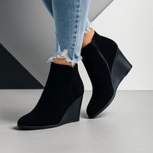 Charlotte | Damen Herbst Stiefel aus Wildleder mit Keilabsatz in Schwarz