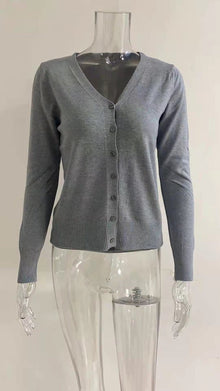 Klara | Damen klassische Strickjacke für den Alltag in Maximale Größe