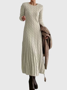 Melina | Damen Langarm Strickkleid mit Zopfmuster in Maxilänge in Aprikose