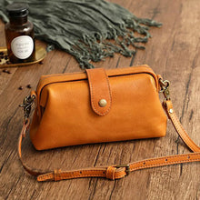 Kaja | Mini-Umhängetasche in Cognac