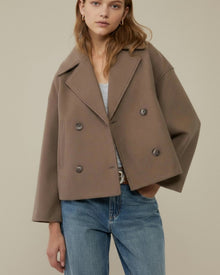 Kurze Jacke für Damen mit Reverskragen im zeitlosen zweireihigen Design in Braun