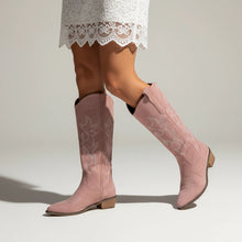 Kniehohe Stiefel für Damen mit Spitze und stabilem niedrigem Blockabsatz in Rosa
