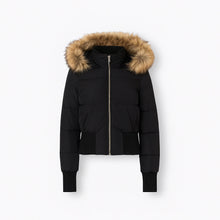 Gesteppte Winterjacke für Damen mit flauschig besetzter Kapuze und breitem Rippbund am Saum in Schwarz