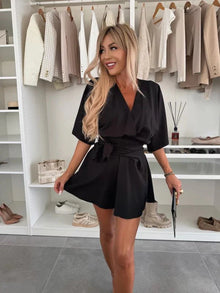 Elea | Verspieltes V-Ausschnitt-Kleid für stilvolle Sommertage in Schwarz