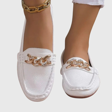 Sophie | Elegante Damen Loafer mit Kettenverzierung in Weiß