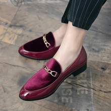 Elsa | Damen Klassische Slip-On Schuhe Loafer mit Kette in Rot