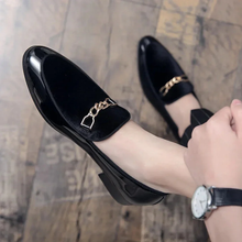 Elsa | Damen Klassische Slip-On Schuhe Loafer mit Kette in Schwarz