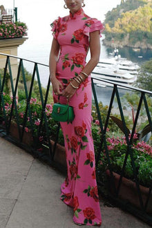 Lina – Elegantes Maxikleid für Damen mit Rosenmuster, Stufenrock und ausgestellten Ärmeln in Rosa