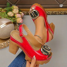 Megyn – Pumps Mit Vintage-Metallschnalle in Rot