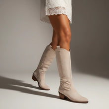 Kniehohe Stiefel für Damen mit Spitze und stabilem niedrigem Blockabsatz in Beige