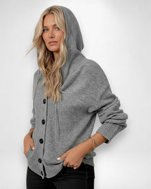 Strickjacke für Damen mit Kapuze und großen schwarzen Knöpfen in Grau