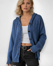 Strickjacke für Damen mit Kapuze und großen schwarzen Knöpfen in Blau