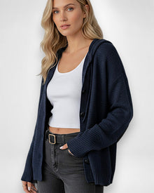Strickjacke für Damen mit Kapuze und großen schwarzen Knöpfen in Navy