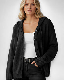 Strickjacke für Damen mit Kapuze und großen schwarzen Knöpfen in Schwarz
