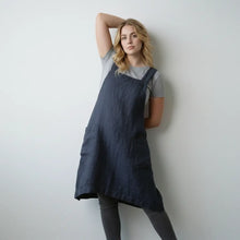 Schürzenkleid für Damen im geraden Schnitt mit Fronttaschen und gekreuzten Latzträgern am Rücken in Navy