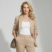 Eleganter Anzug für Damen mit Blazer und Hose im geraden Schnitt in Beige