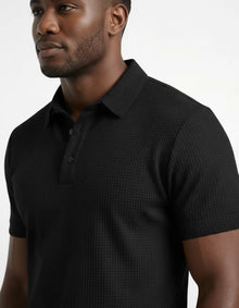 T-Shirt für Herren mit halber Knopfleiste und Polokragen in Schwarz