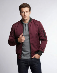 Leichte Bomberjacke für Herren mit Rippbündchen und kragenlosem Design in Maroon