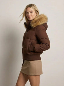 Kurze Jacke für Damen mit hohem Kragen und abnehmbarer Kapuze in Braun