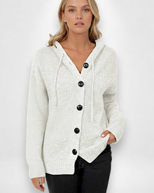 Strickjacke für Damen mit Kapuze und großen schwarzen Knöpfen in Weiß