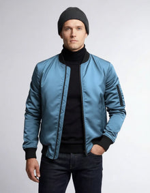 Leichte Bomberjacke für Herren mit Rippbündchen und kragenlosem Design in Hellblau
