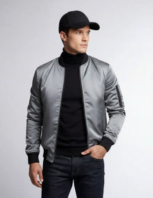Leichte Bomberjacke für Herren mit Rippbündchen und kragenlosem Design in Silber