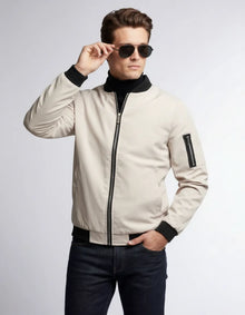 Leichte Bomberjacke für Herren mit Rippbündchen und kragenlosem Design in Beige