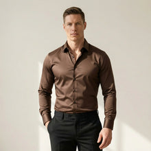 Bügelfreies Slim-Fit langarm Hemd für Herren mit Kragen in einfarbigem Design in Kaffee