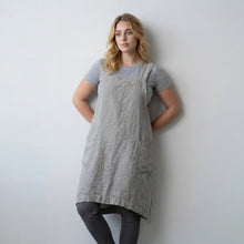 Schürzenkleid für Damen im geraden Schnitt mit Fronttaschen und gekreuzten Latzträgern am Rücken in Grau
