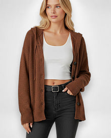Strickjacke für Damen mit Kapuze und großen schwarzen Knöpfen in Braun