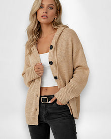 Strickjacke für Damen mit Kapuze und großen schwarzen Knöpfen in Khaki