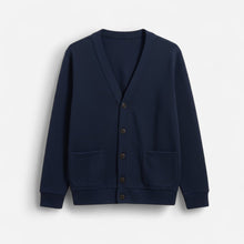 Herren Strickjacke mit V-Ausschnitt und aufgesetzten Seitentaschen – einfarbig in Navy