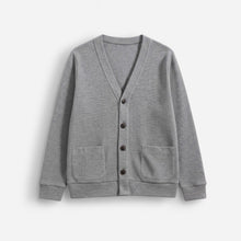 Herren Strickjacke mit V-Ausschnitt und aufgesetzten Seitentaschen – einfarbig in Grau