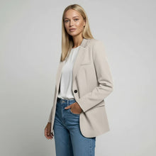 Langer Blazer für Damen mit zwei Knöpfen und Klappentaschen in einfarbigem Design in Beige