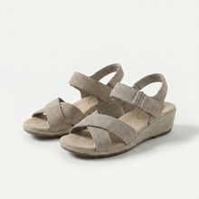 Holly – Warme Eleganz in sanftem Taupe in Taupe